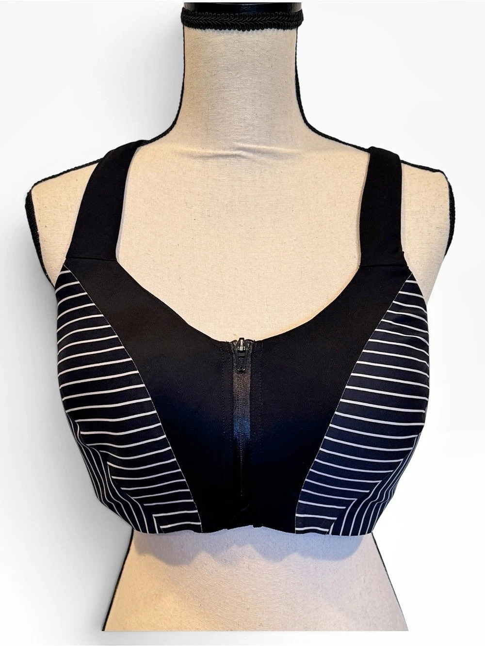 Victoria's Secret On Point Sweat Front-Close Sports Bra Black & White 36DDD
